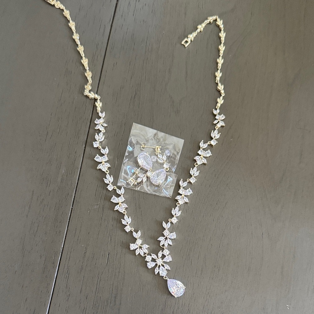 Elegant Gold and Silver Necklace Set